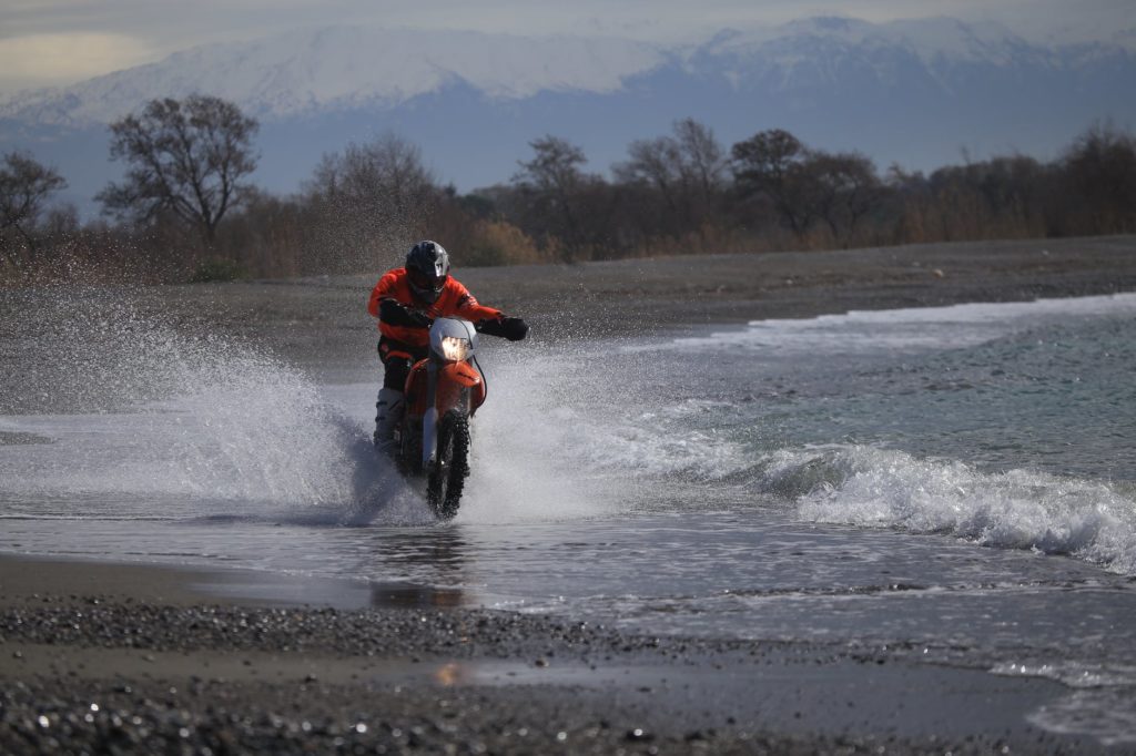 VIDEO - La Rimac Nevera peut-elle résister à une MotoGP et à une Suzuki Turbo Hayabusa ?