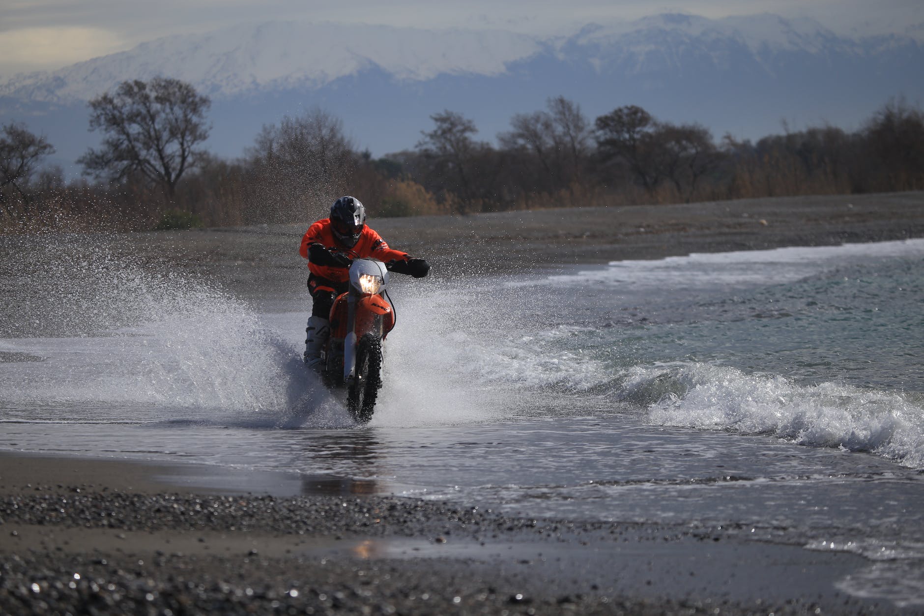 VIDEO – La Rimac Nevera peut-elle résister à une MotoGP et à une Suzuki Turbo Hayabusa ?